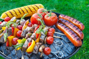 Barbecue dans le jardin avec des brochettes des légume setc