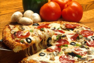 Pizza aux légumes et charcuterie