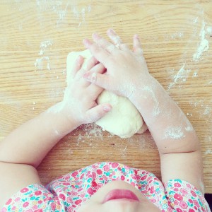 enfants dans la cuisine