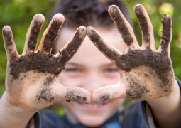 enfant qui joue avec la terre