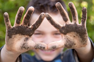 enfant qui joue avec la terre