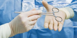 chirurgien récupère une paire de ciseau lors d'une opération