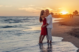 couple s'embrasse à la plage