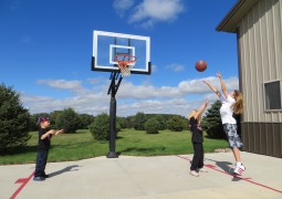 Trois enfants jouant au basket-ball