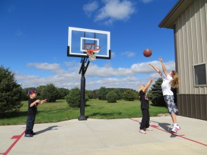 Trois enfants jouant au basket-ball