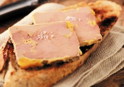 Foie gras sur des tranches de pain