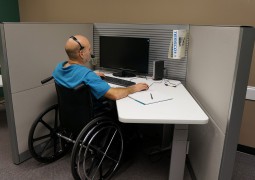 bureau aménagé pour une personne handicapée moteur