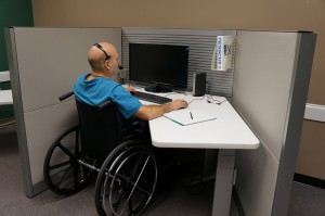 bureau aménagé pour une personne handicapée moteur