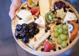 plateau de fromage et de fruits