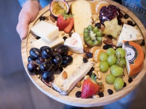 plateau de fromage et de fruits