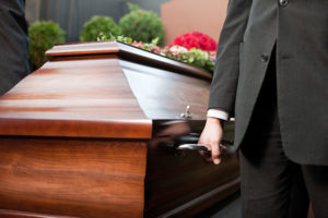 homme portant un cercueil